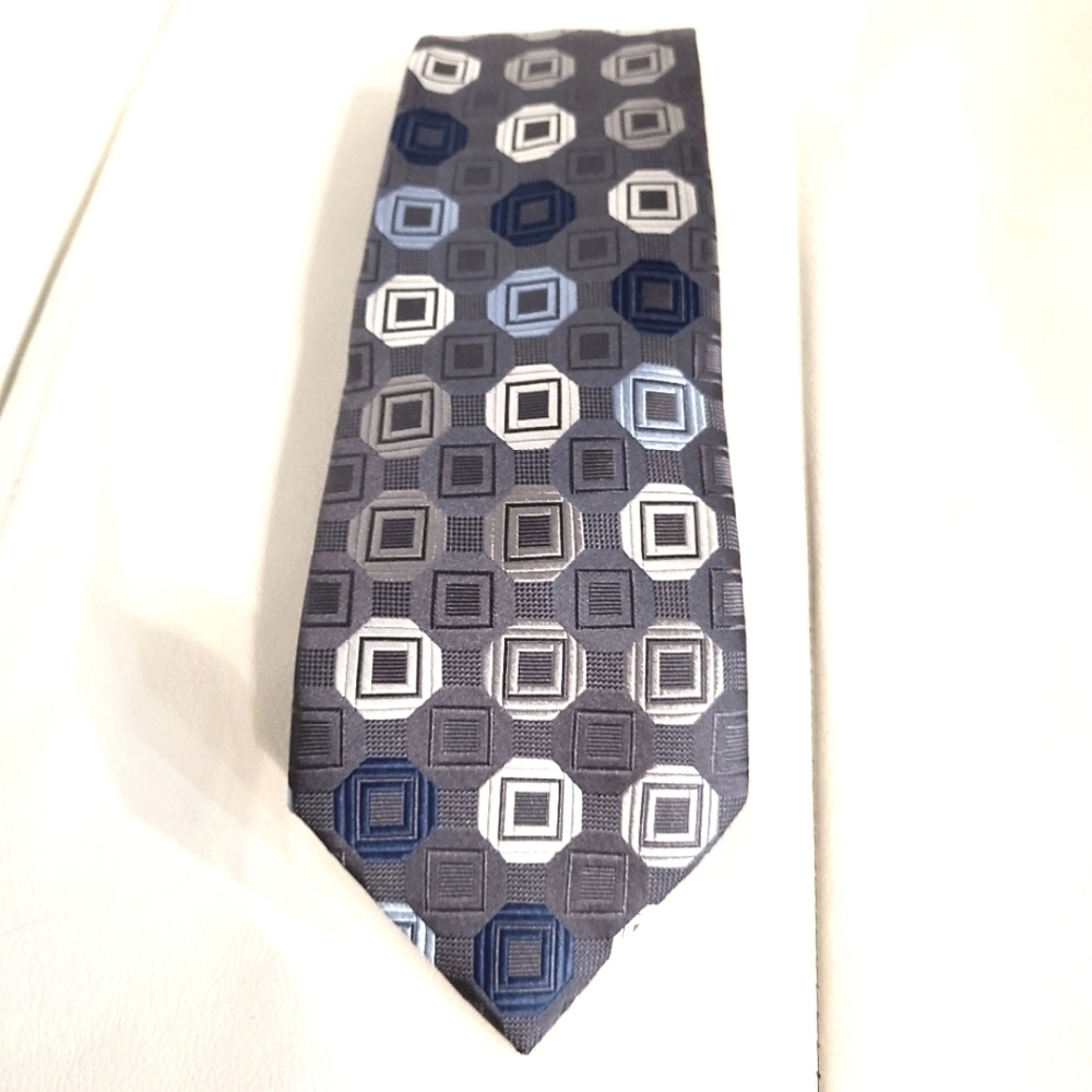 Michael Kors 100% Silk Geometric Squares Pattern Power Tie Grey Navy Blue White - Picture 2 of 6